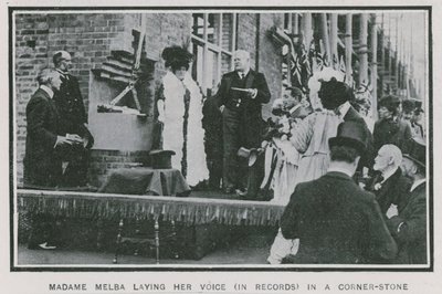 Madame Melba položila svůj hlas na záznam na základní kámen od English Photographer