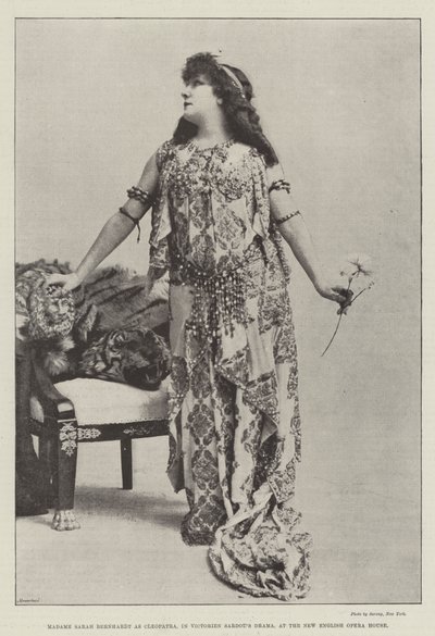 Madame Sarah Bernhardt jako Kleopatra ve Victorien Sardous Drama v New English Opera House od English Photographer