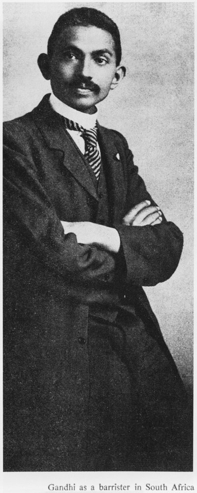 Mahatma Gandhi (1869-1948) jako advokát v Jižní Africe, kolem roku 1900 od English Photographer