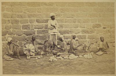 Mužští vězni navíjející bavlnu na kolovrátky ve věznici Karáčí. C. 1873160 mm x 250 mm Fotograf: Michie and Company Archaeological Survey of India Collections: India Office Series (svazek 52). od English Photographer
