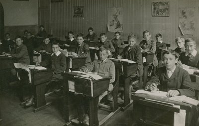 Žáci sedící za lavicemi během lekce ve škole od English Photographer