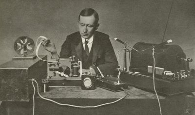 Marconi s raným bezdrátovým zařízením (černobílá fotografie) od English Photographer