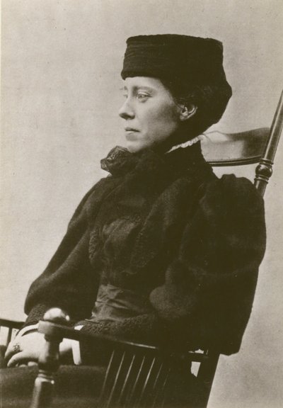 Mary Kingsley, portrét, sedí, nosí klobouk (č/b foto) od English Photographer