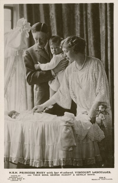 Mary, princezna Royal a její manžel, vikomt Lascelles, se svými syny, Georgem a Geraldem (černobílá fotografie) od English Photographer