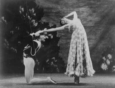 Maude Lloyd a Hugh Laing hrají „Jardin aux Lilas“ v Mercury Theatre, Londýn, 1936 od English Photographer