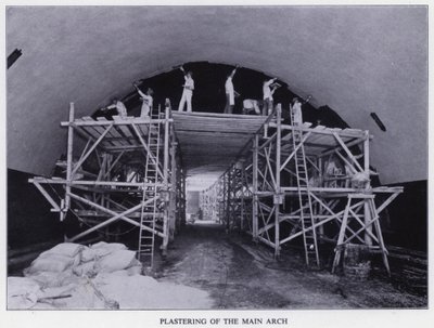 Tunel Mersey: Omítání hlavního oblouku (černobílá fotografie) od English Photographer