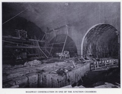 Mersey Tunnel: Stavba vozovky v jedné z křižovatkových komor (černobílá fotografie) od English Photographer