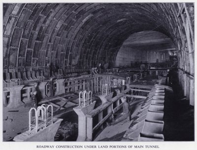 Tunel Mersey: Výstavba vozovky pod pozemními částmi hlavního tunelu (černobílá fotografie) od English Photographer