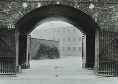 Vězení Millbank: podloubí, vchod, 1885 od English Photographer