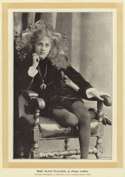 Slečna Olive Tulloch jako princ Arthur od English Photographer