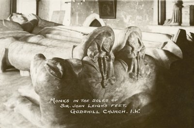 Mniši v podrážkách nohou sira Johna Leigha, kostel Godshill, ostrov Wight, Anglie (čb fotografie) od English Photographer