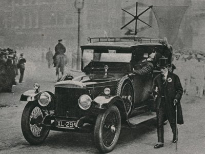 Motorový vůz s rádiovým přijímacím zařízením a rámovou anténou na střeše vozu od English Photographer