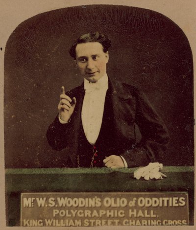 Pan W. S. Woodins Olio z Oddities od English Photographer