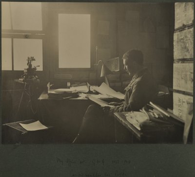 Moje kancelář na GHQ, 1917-18 od English Photographer