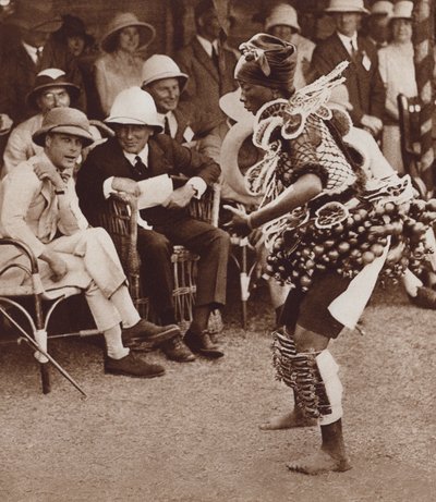 Původní kráska ve Freetownu, Sierra Leone, tančící před budoucím králem Edwardem VIII od English Photographer