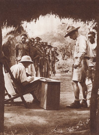 Domorodí pracovníci ve frontě na výplatu v africké buši (č/b foto) od English Photographer