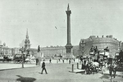 Nelsons Column, Trafalgar Square, Westminster LB: při pohledu na severozápad od Cockspur Street, 1898 od English Photographer