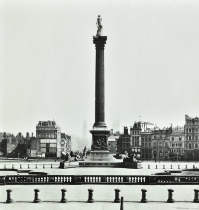 Nelsons Column, Trafalgar Square, Westminster LB: při pohledu na jih od Národní galerie, 1870 od English Photographer
