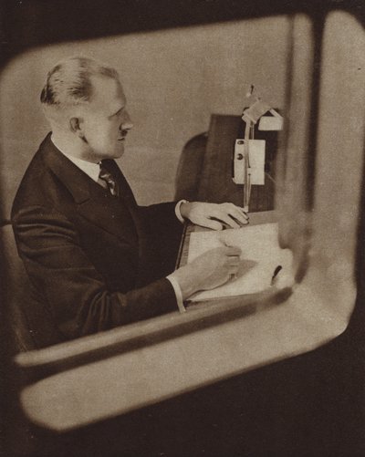 Hlasatel čtoucí zprávy ve studiích BBC v Londýně (č/b foto) od English Photographer