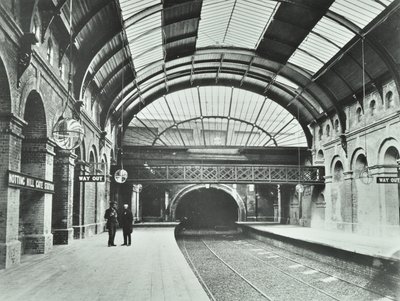 Stanice metra Notting Hill Gate: pohled na nástupiště a trať, 1868 od English Photographer