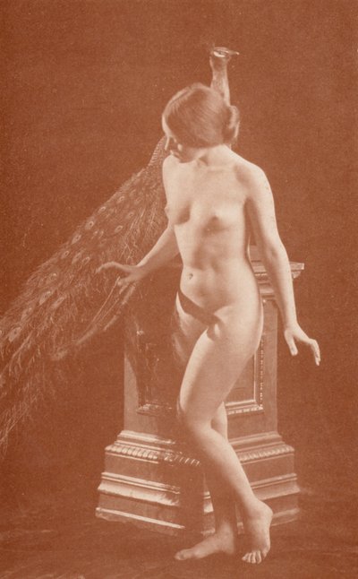 Umění nudistů: Páv (čb fotografie) od English Photographer
