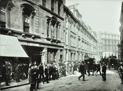 Old Broad Street, vstup na burzu, City of London, 1890 od English Photographer