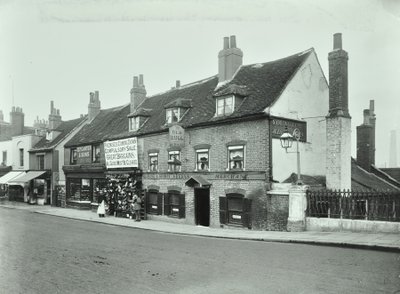 Old Bull, Wandsworth High Street, 1897 od English Photographer
