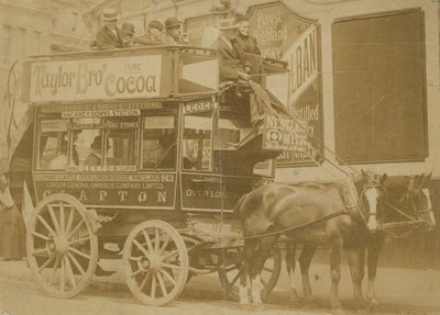 Omnibus a řidič od English Photographer