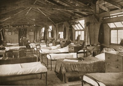 Jedna z ložnic, Donington Hall, ilustrace z německých vězňů ve Velké Británii (hlubotisk) od English Photographer