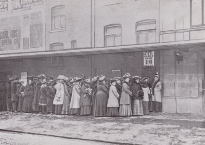 Před Pit Door of the Kings Theatre, Hammersmith od English Photographer