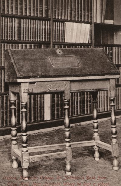 Oxford, Pembroke College, Dr Johnson’s Desk, z Edial Hall, nr Lichfield, kde měl školu (č/b foto) od English Photographer