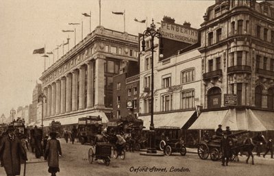 Oxford Street, Londýn, Selfridges (černobílá fotografie) od English Photographer