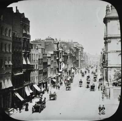 Pall Mall, Westminster LB: při pohledu na východ od Marlborough Road, 1895 od English Photographer