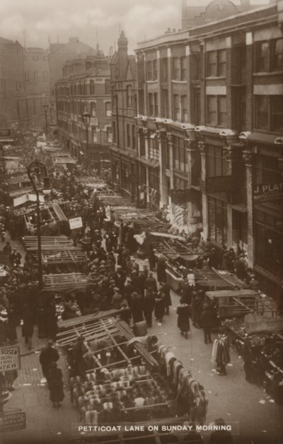 Petticoat Lane, Londýn, nedělní ráno (čb fotografie) od English Photographer