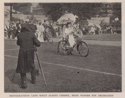Fotografování Lady Emily Gladys Cherry, vítězky ceny za dekoraci od English Photographer