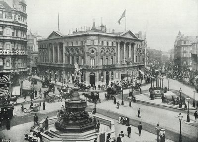 Piccadilly Circus, ukazující Shaftesbury Memorial Fountain a London Pavilion (černobílá fotografie) od English Photographer
