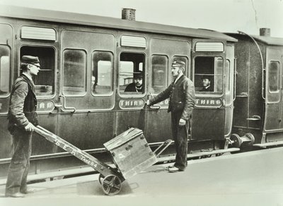 Platform Porters na železniční stanici, 1885 od English Photographer