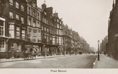 Pont Street, Londýn (černobílá fotografie) od English Photographer