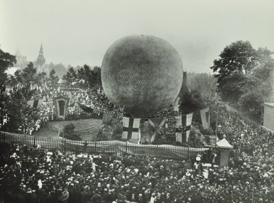 Poplar Recreation Ground: Davy sledují horkovzdušný balón, 1892 od English Photographer