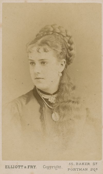 Portrét prostitutky Mabel Grayové od English Photographer