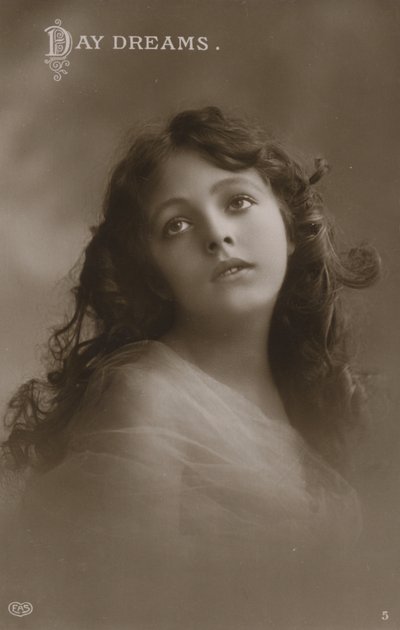 Hezká dívka, denní snění (černobílá fotografie) od English Photographer