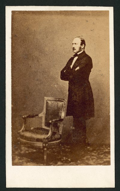 Princ Albert, stojící za židlí (černobílá fotografie) od English Photographer