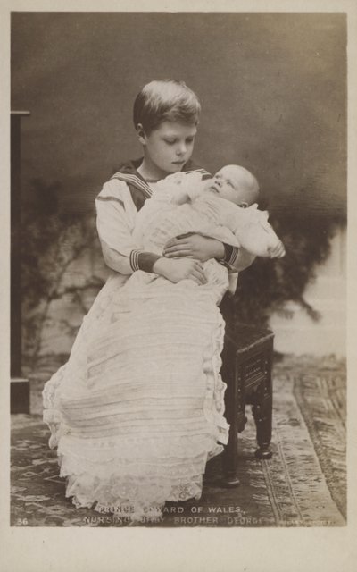 Princ Edward z Walesu kojí svého malého bratra George (čb fotografie) od English Photographer