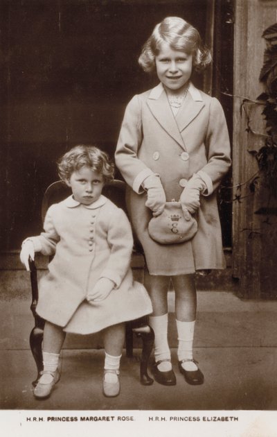 Princezna Alžběta (později královna Alžběta II.) a princezna Margaret (čb fotografie) od English Photographer
