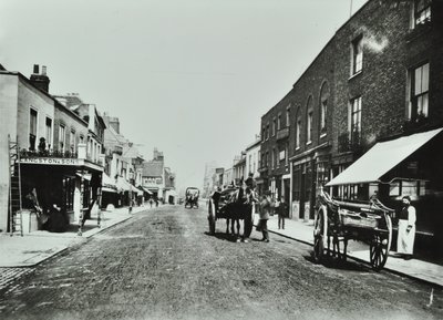 Putney High Street, při pohledu na most, 1885 od English Photographer