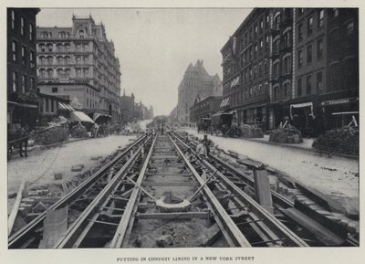 Vkládání potrubí na ulici v New Yorku (černobílá fotografie) od English Photographer