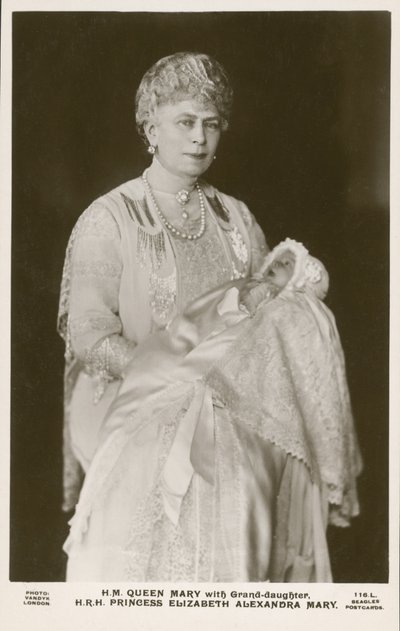 Queen Mary, choť krále Jiřího V., se svou vnučkou, princeznou Alžbětou od English Photographer