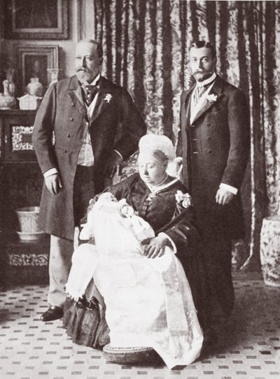 Královna Viktorie drží krále Edwarda VIII. na jeho křtu 16. července 1894 od English Photographer