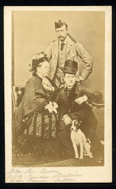 Královna Viktorie, princezna Beatrice a princ Arthur od English Photographer