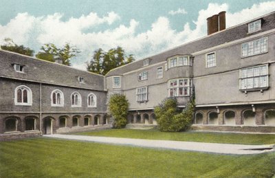 Queens College, Cloisters Court od English Photographer